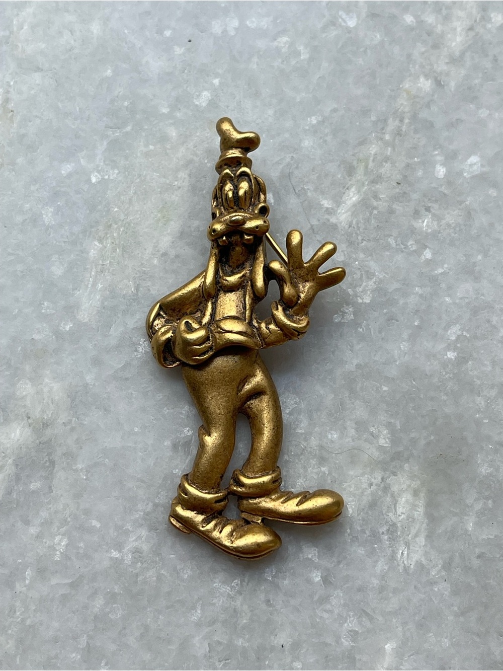 Vintage 2000 Disney Store Brushed Gold Tone Moveable 3D Goofy Brooch Pin Rare